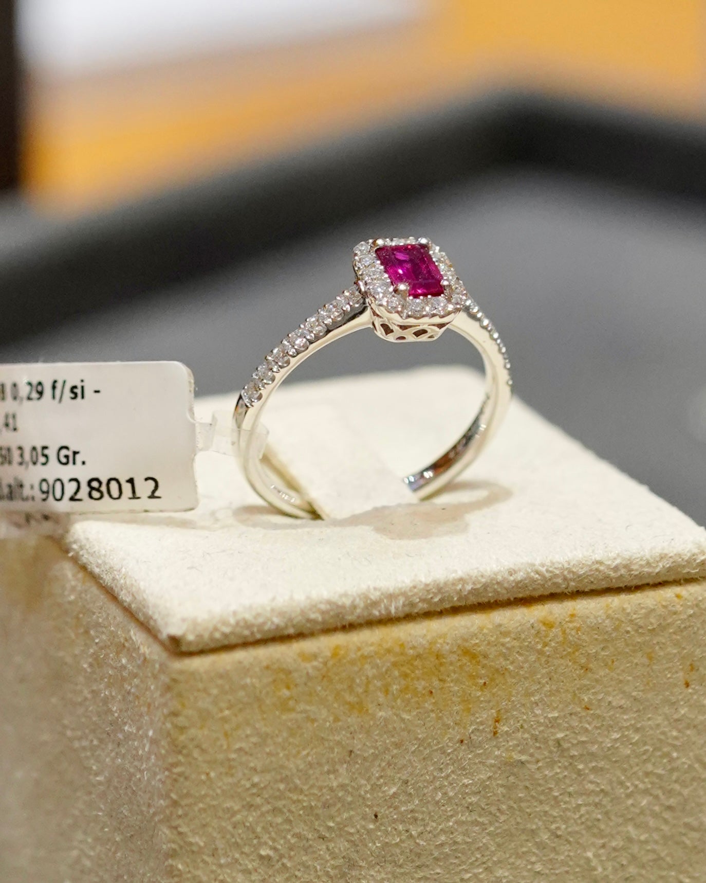 Buonocore - Anello in Oro Bianco con Rubino e Diamanti Naturali