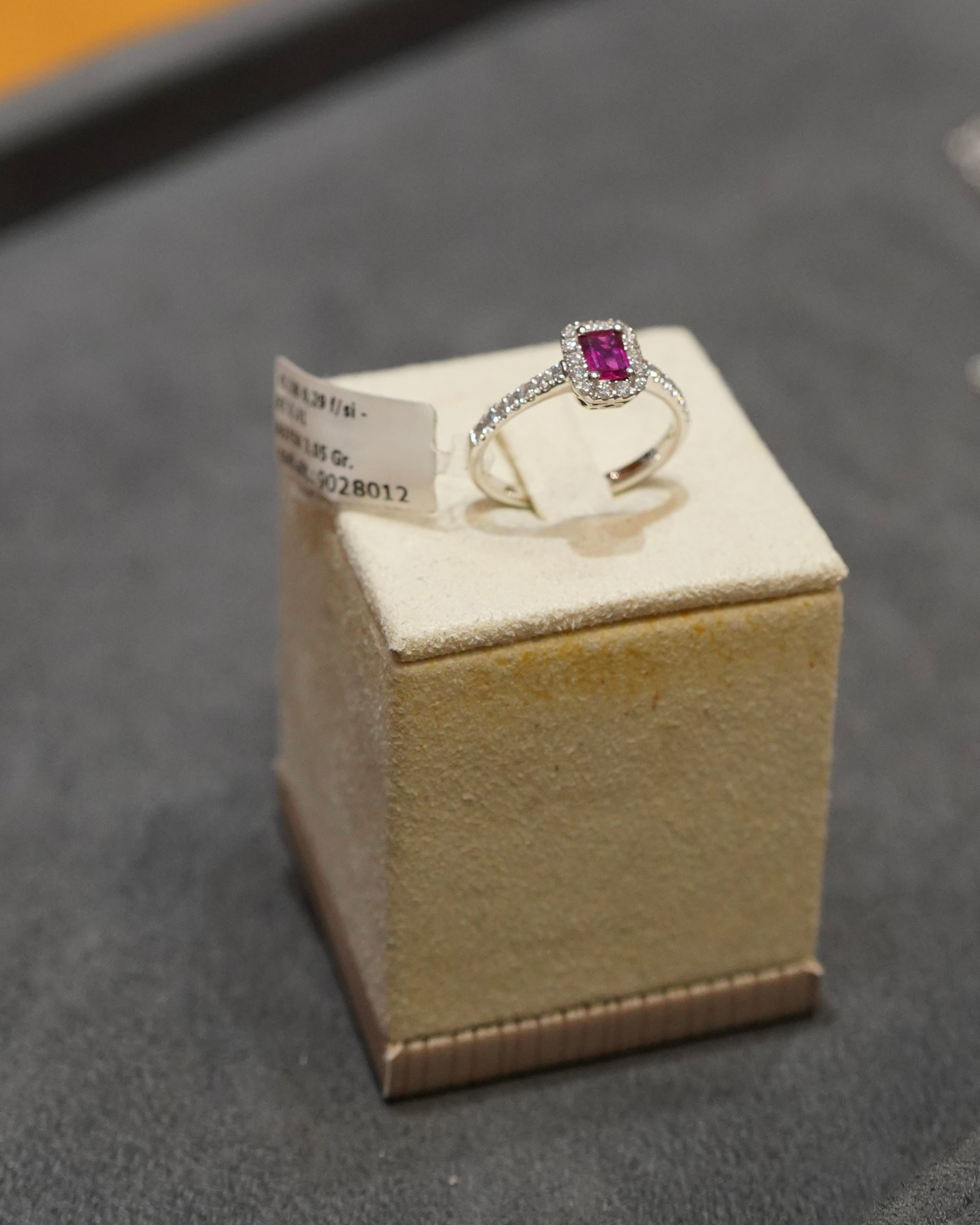 Buonocore - Anello in Oro Bianco con Rubino e Diamanti Naturali