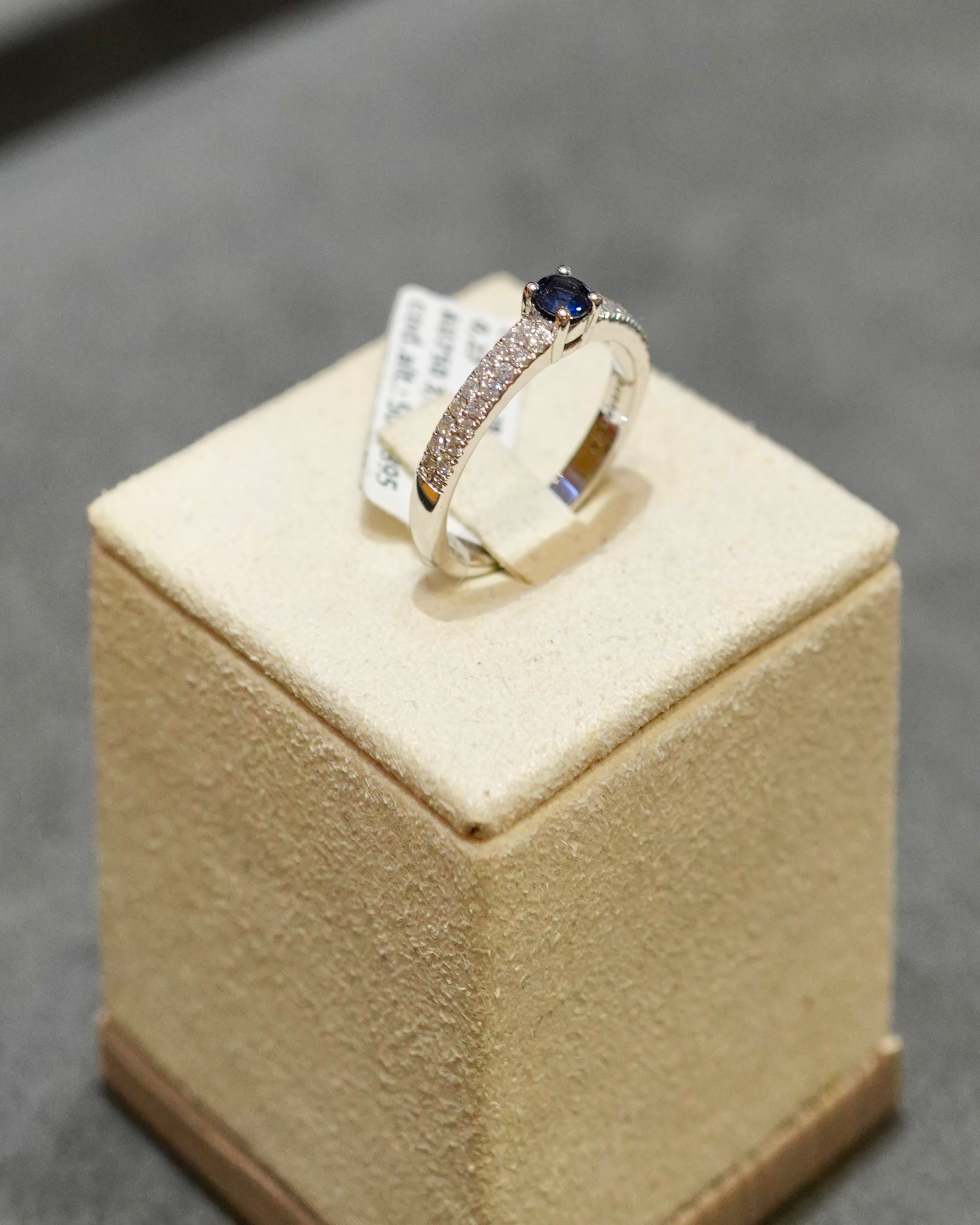 Buonocore - Anello in Oro Bianco con Zaffiro e Diamanti Naturali