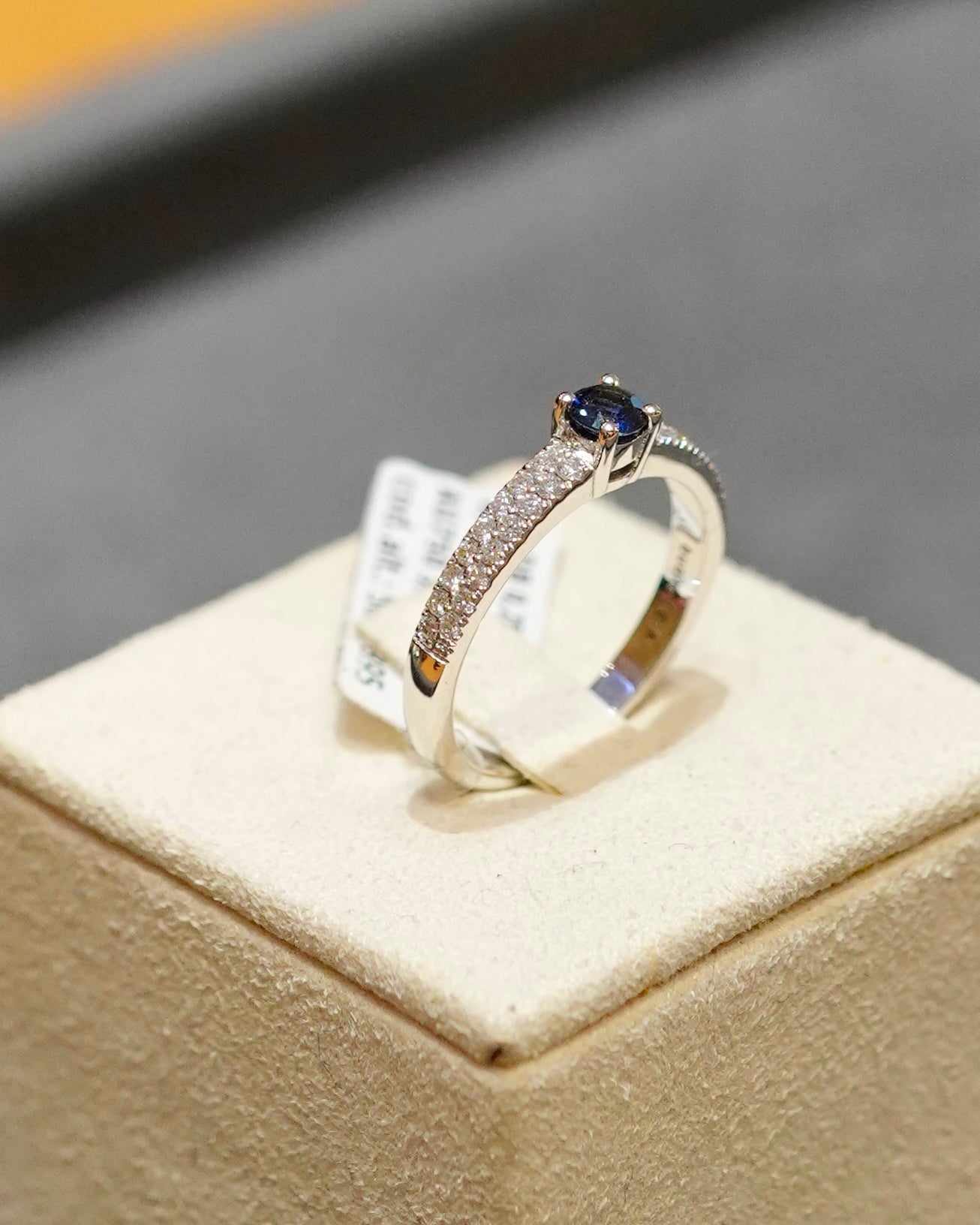 Buonocore - Anello in Oro Bianco con Zaffiro e Diamanti Naturali