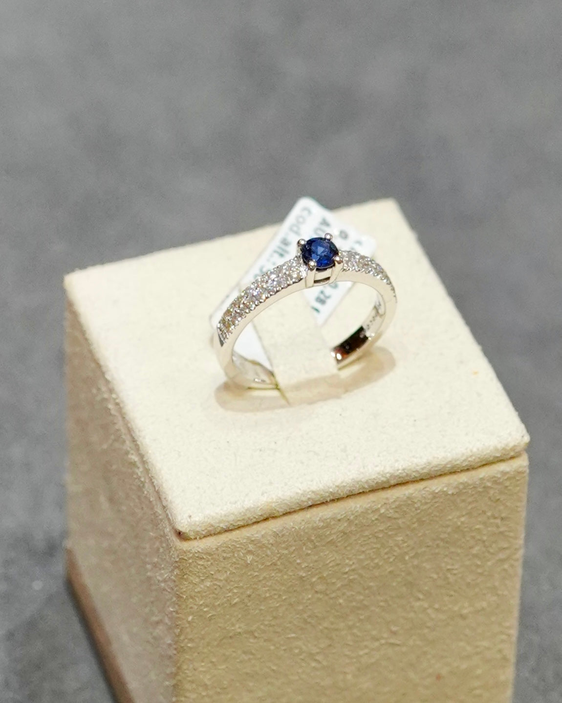 Buonocore - Anello in Oro Bianco con Zaffiro e Diamanti Naturali