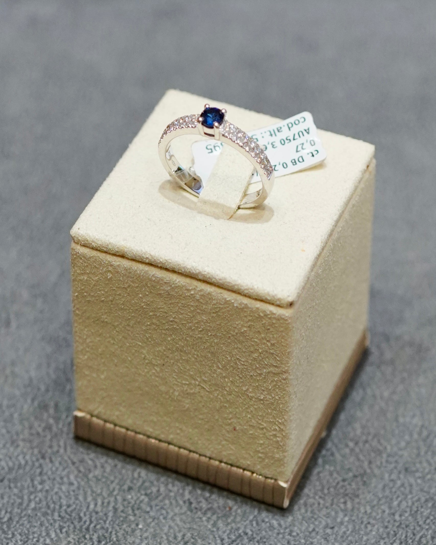 Buonocore - Anello in Oro Bianco con Zaffiro e Diamanti Naturali